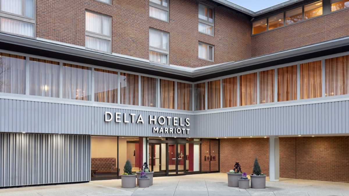 The entrance courtyard of the Delta Hotels by Marriott Baltimore North